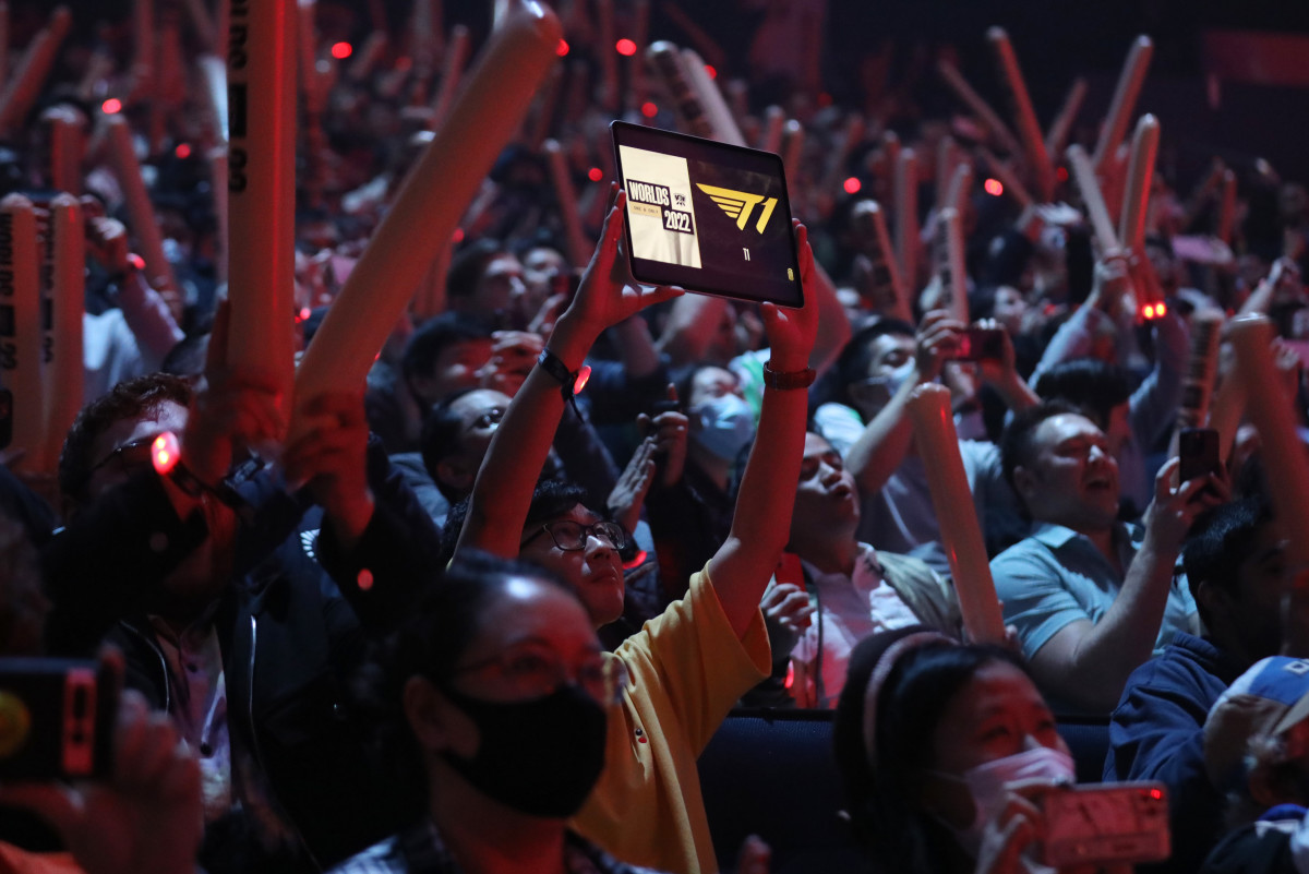 SAN FRANCISCO, CALIFORNIA - NOVEMBER 05: Spectators cheer at the League of Legends World Championship Finals on November 05, 2022 in San Francisco, California.
